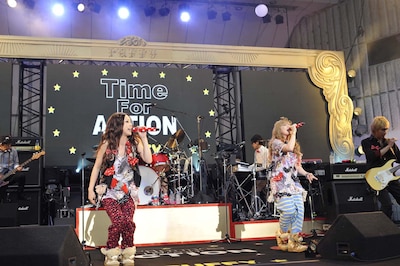 ライブで披露された新曲「SWEET DROPS」は8月17日にリリース。初回限定盤にはビデオクリップを収録したDVDが付属する。