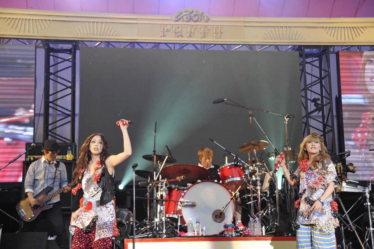 「PUFFY TOUR 2011 "Time For ACTION"」日比谷野外大音楽堂公演の様子。