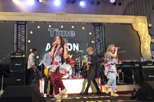 「PUFFY TOUR 2011 "Time For ACTION"」日比谷野外大音楽堂公演の様子。