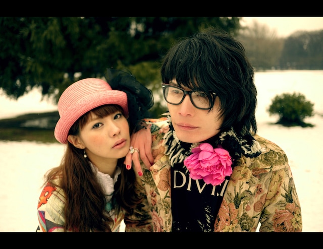 0.8秒と衝撃。の2人。写真左からJ.M.（Vo, Model）、塔山忠臣（Vo, Songwriting）。