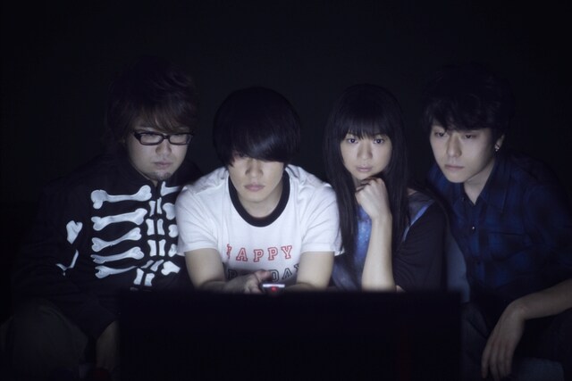 写真はBase Ball Bear。右端が湯浅将平。