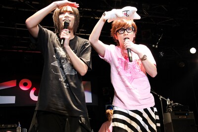 チャラさ全開でステージに上ったオリラジ藤森（写真右）。