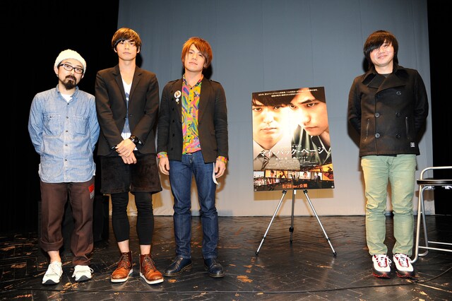 トーク終了後は、ポスターを囲んで記念撮影も実施。（写真：釘野孝宏）