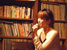 ファンを前にアルバムの制作秘話を語る坂本美雨。