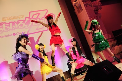 新曲「Z伝説～終わりなき革命」間奏に取り入れられた組体操（写真は本日5月17日に行われたスターチャイルドレーベルのコンベンションイベント「Spark!」より）。