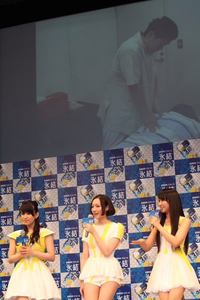 マッサージを受けている写真を公開してトークを展開した3人。