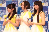 写真は本日5月18日に行われた記者会見でのフォトセッションの様子。