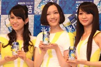 リニューアルした「氷結」を手にしたPerfume。