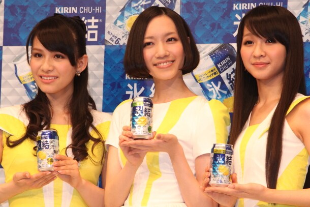 リニューアルした「氷結」を手にしたPerfume。