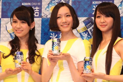 リニューアルした「氷結」を手にしたPerfume。