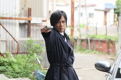 写真はBeeTVドラマ「3枚目のボディガード～ボクはキミだけを守りぬく～」より。拳銃を構える京本政樹。