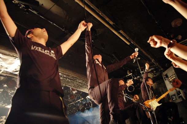 5月14日に新宿LOFTで行われた「LIVE LIFE LINE TOUR」初日の模様。