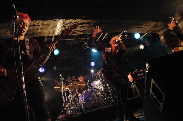 5月14日に新宿LOFTで行われた「LIVE LIFE LINE TOUR」初日の模様。