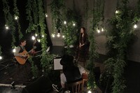 ライブはオーガニックな雰囲気が漂う空間の中で行われた。