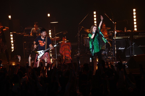 写真は全国ツアー「LIVE TOUR 2011～EIGHT～」でのDo As Infinity。