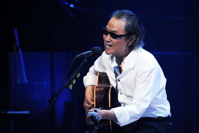 写真は2011年5月19日に東京・Bunkamuraオーチャードホールで行われた「井上陽水 Tour 2011 Powder」振替公演の模様。