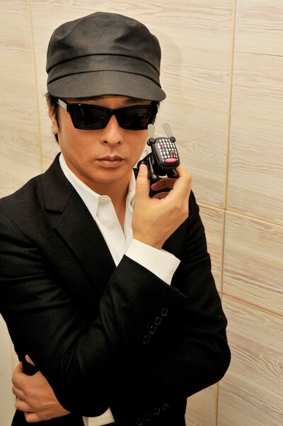 スペシャルバージョンのi-Dogを手にしたTOWA TEI。