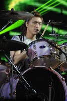 SATOち（Dr）（撮影：緒車寿一、畔柳ユキ）