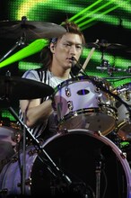 SATOち（Dr）（撮影：緒車寿一、畔柳ユキ）