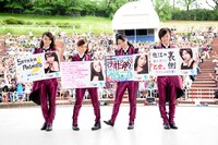 ネームカードを拡大したパネルを手にしたDiVAの4人（写真左から秋元才加、梅田彩佳、増田有華、宮澤佐江）。