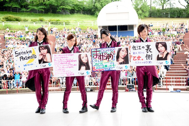 ネームカードを拡大したパネルを手にしたDiVAの4人（写真左から秋元才加、梅田彩佳、増田有華、宮澤佐江）。