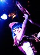 華麗にタンバリンを鳴らすマリアンヌ東雲。