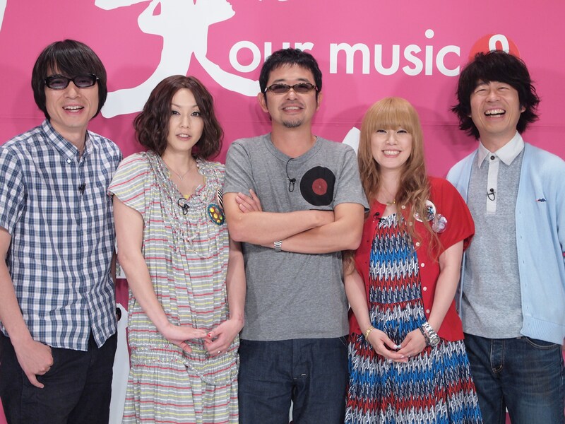 写真左からYO-KING、吉村由美、奥田民生、大貫亜美、桜井秀俊。