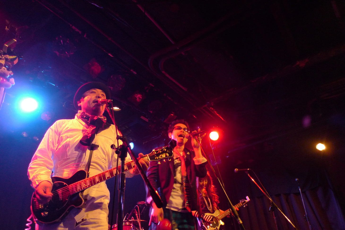 5月23日のLASTORDERZレコ発ワンマンの様子。左よりラスト・アンザイ、ラスト・トモロヲ、ラスト・カホリーナ。（Photo by 安斎香代子）
