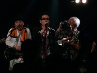 5月23日のLASTORDERZレコ発ワンマンの様子。左よりラスト・アンザイ、ラスト・トモロヲ、“第6のメンバー”三浦憲治。（Photo by 安斎香代子）