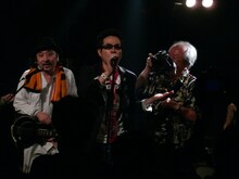 5月23日のLASTORDERZレコ発ワンマンの様子。左よりラスト・アンザイ、ラスト・トモロヲ、“第6のメンバー”三浦憲治。（Photo by 安斎香代子）