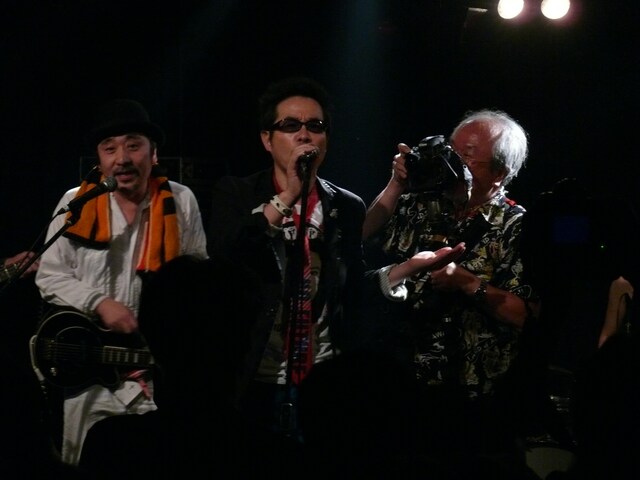 5月23日のLASTORDERZレコ発ワンマンの様子。左よりラスト・アンザイ、ラスト・トモロヲ、“第6のメンバー”三浦憲治。（Photo by 安斎香代子）