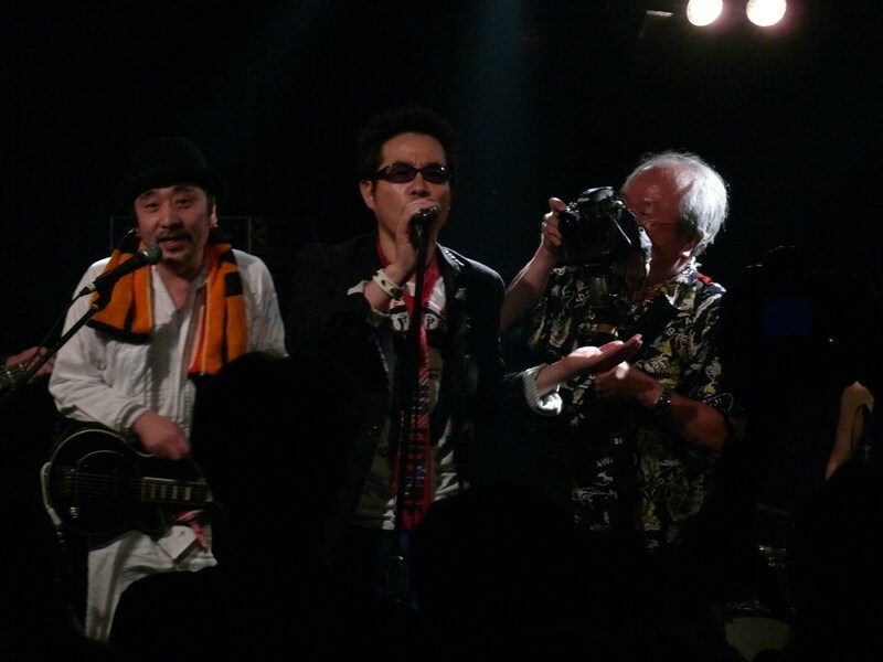 5月23日のLASTORDERZレコ発ワンマンの様子。左よりラスト・アンザイ、ラスト・トモロヲ、“第6のメンバー”三浦憲治。（Photo by 安斎香代子）