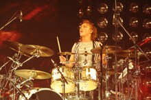 SATOち（Dr）（撮影：緒車寿一、畔柳ユキ）