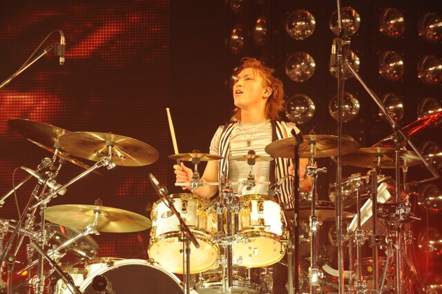 SATOち（Dr）（撮影：緒車寿一、畔柳ユキ）