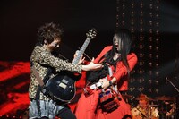 ミヤ（G）と逹瑯（Vo）。（撮影：緒車寿一、畔柳ユキ）