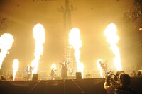 ライブ会場限定シングルとして発売された「暁」は反響を受け、現在iTunes Storeなどで期間限定で配信中。（撮影：緒車寿一、畔柳ユキ）