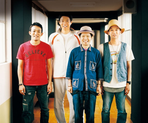 FUNKY MONKEY BABYSと松岡修造の集合ショット。