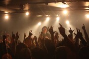 写真は5月4日公演の模様。