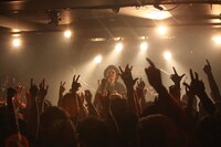 写真は5月4日公演の模様。