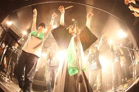 4日公演の本編ラストで「狩りから稲作へ」を歌うMC四天王、東インド貿易会社マン、池田、足軽先生、シャカッチ（写真左から）。