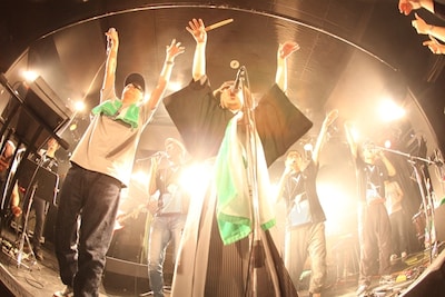 4日公演の本編ラストで「狩りから稲作へ」を歌うMC四天王、東インド貿易会社マン、池田、足軽先生、シャカッチ（写真左から）。