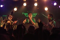 写真は5月4日公演アンコールの模様。