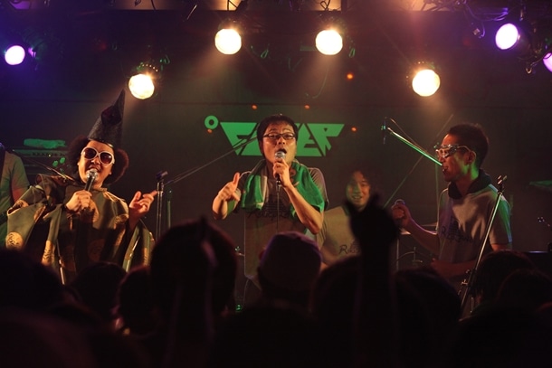 写真は5月4日公演アンコールの模様。