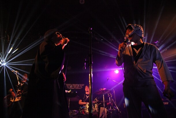 14日公演でデュエットする池田（写真左）とマウス小僧JIROKICHI（写真右）。