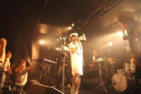 14日公演の「きらきら武士」で登場したゲスト、やついいちろう。