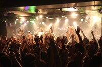 写真は5月14日公演アンコールの模様。