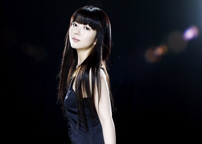 最新アーティスト写真はシングル「お願いジュンブライト」から一変してクールな装いに。