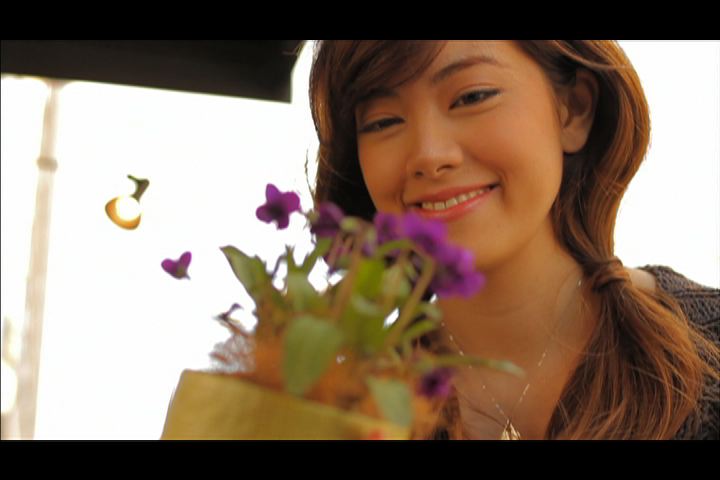 「すみれ」ビデオクリップの1シーン。