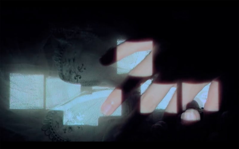 写真は新曲「ときめきハッカー」ビデオクリップより。