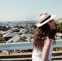 写真はシングル「また明日…」ジャケット。